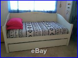 Pottery Barn Kids White Day and Trundle Bed Pre-Owned